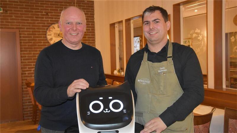 Frank Westermann und sein Sohn Dennis führen gemeinsam das „Kräuterhotel & Restaurant Heidejäger“ in Mulmshorn. Mit ihrem Servier-Roboter BellaBot, den sie „Heidi Jäger“ getauft haben, sind sie sehr zufrieden.