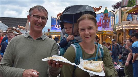 Frank Wiczinowski und Madeline Juhl essen Crêpes mit Smarties - 5 Euro kostet jeweils der Pfannkuchen. Die beiden besuchen mit Freunden und Bekannten aus Buxtehude und Neukloster den Pfingsmarkt.