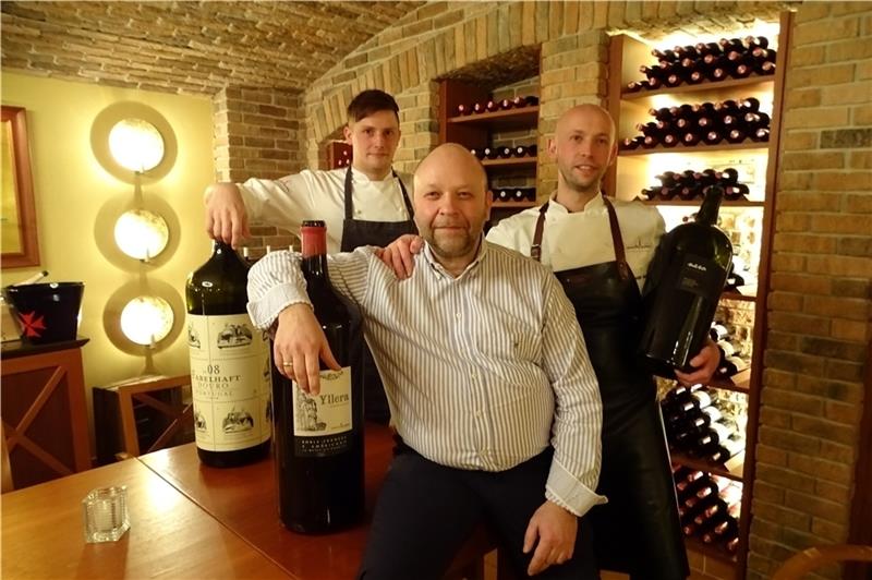 Frank Wiechern mit Küchenchef Alexander Aude (rechts) und Sous-Chef Stephan Lange (links) in der Weingrotte des Leuchtturms. Fotos: Lepél