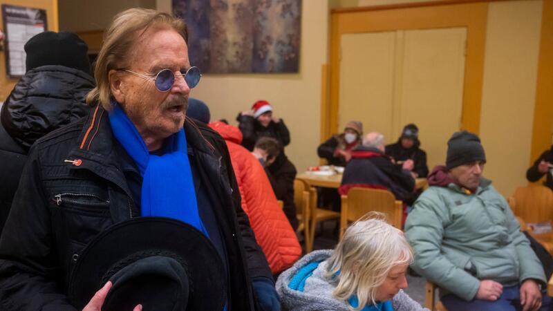 Frank Zander spricht mit Obdachlosen und Bedürftigen bei einem Weihnachtsessen. (Archivbild)
