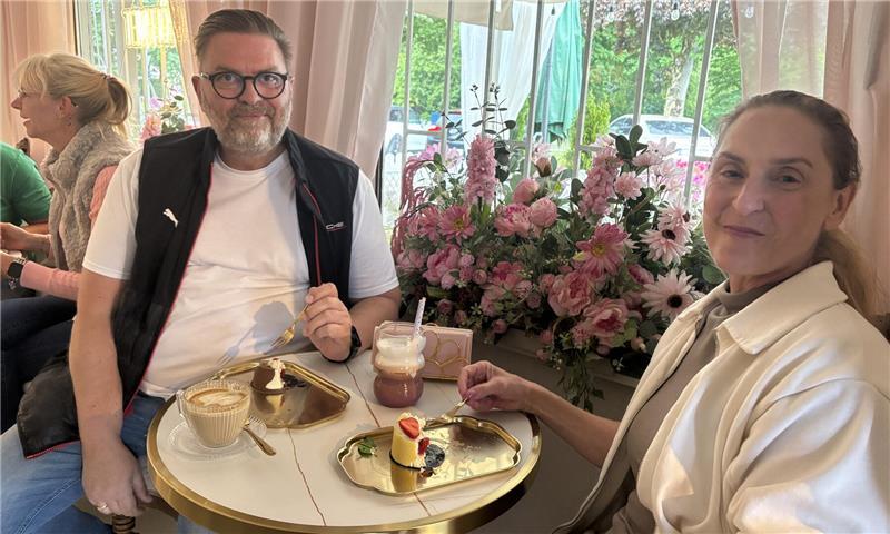 Frank und Andrea Ziehm genießen die kleinen Leckereien.