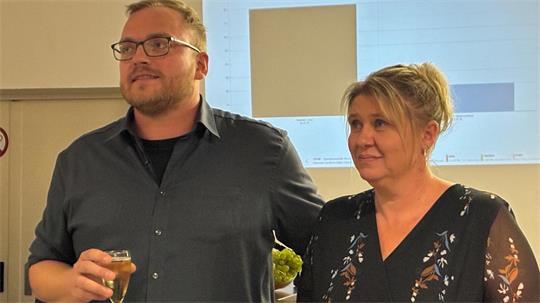 Frank und Nina Griemsmann haben schon einmal den Sekt eingeschenkt.