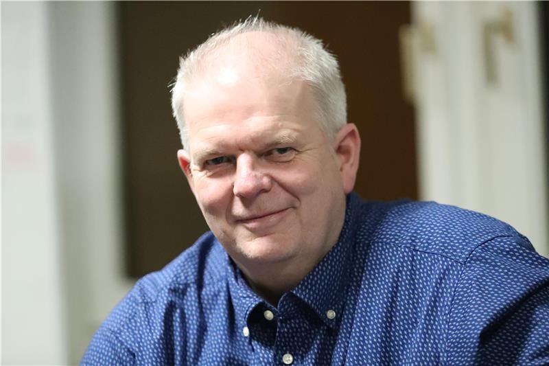 Frank von Bargen lächelt.