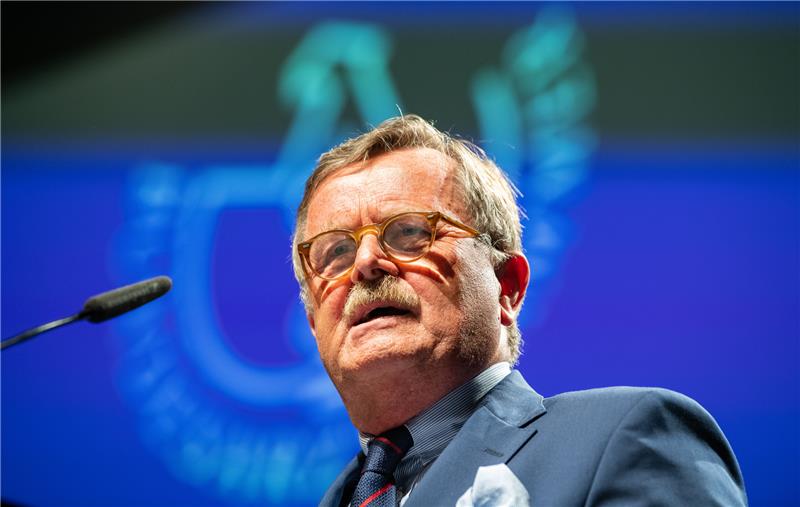 Frank Ulrich Montgomery, Präsident der Bundesärztekammer und des Deutschen Ärztetages, steht auf dem Podium und spricht zu Beginn des 122. Deutschen Ärztetages zu den Teilnehmern. Montgomery hat Richter für einige Urteile zu Corona-Regeln kritisiert. Foto: Guido Kirchner/dpa