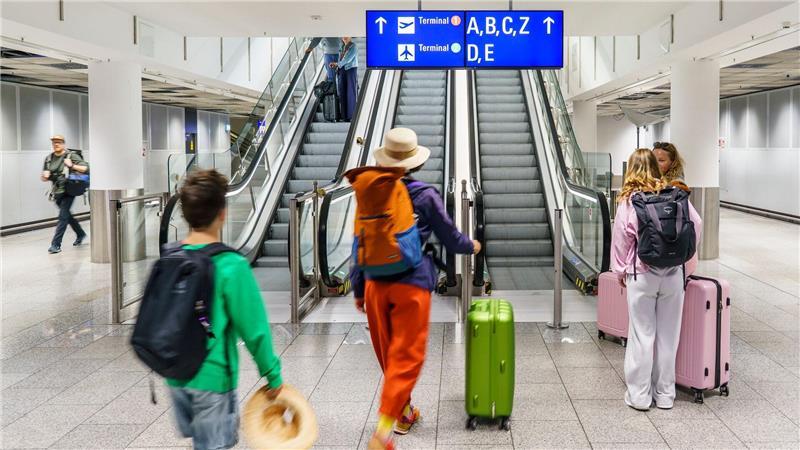 Bilder des Tages Frankfurt Airport: Erstes Ferienwochenende sorgt für volle Terminals