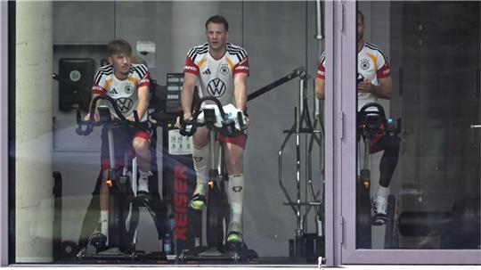 Frankfurt am Main: Turniervorbereitung vor der WM-Endrunde – Karl und Neuer trainieren auf Ergometern