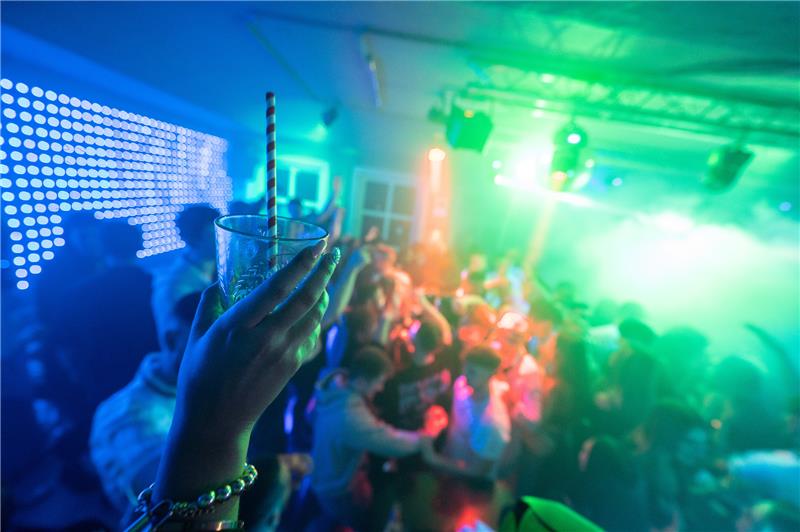 Frankfurt/Main: Menschen feiern im Mega Discostadl.