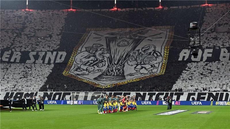 Frankfurter Fans und ihre Choreo vor Spielbeginn.