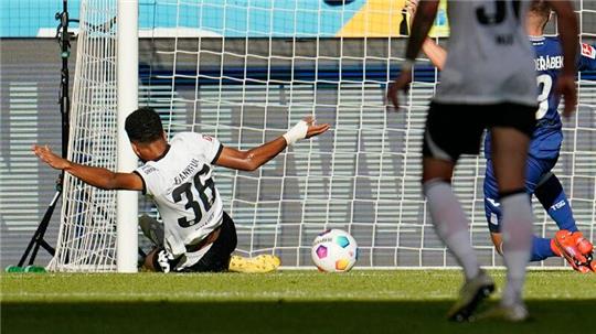 Frankfurts Ansgar Knauff dreht mit seinem 2:1 die Partie und leitet den Sieg der Eintracht ein.