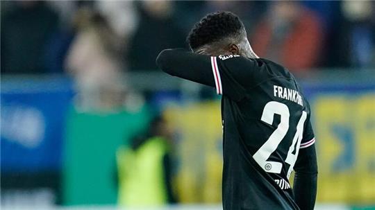 Frankfurts Aurelio Buta ist nach dem Pokal-Aus tief enttäuscht.