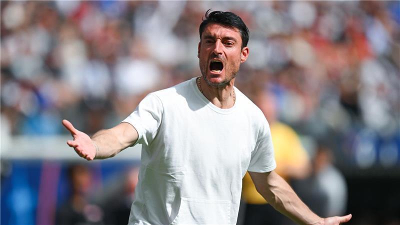 Frankfurts Coach Albert Riera steht nach der Niederlage gegen den Hamburger SV unter Druck.