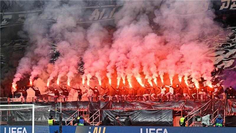 Frankfurts Fans zünden Pyrotechnik.