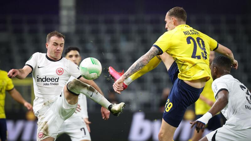 Eintracht Frankfurt verspielt Sieg bei Saint-Gilloise Frankfurts Mario Götze (l) im Zweikampf mit Gustaf Nilsson von Saint-Gilloise.