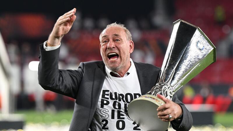 Mann mit Haltung: Eintracht-Präsident Fischer hört auf Frankfurts Präsident Peter Fischer feierte 2022 mit der Europa-League-Trophäe, nun hört er auf.