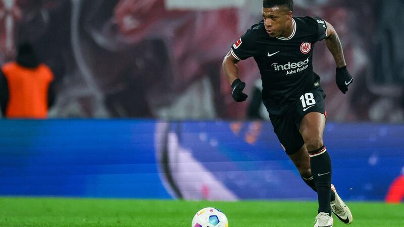 Hannover leiht Angreifer Ngankam von Eintracht Frankfurt aus Frankfurts Spieler Jessic Ngankam am Ball.