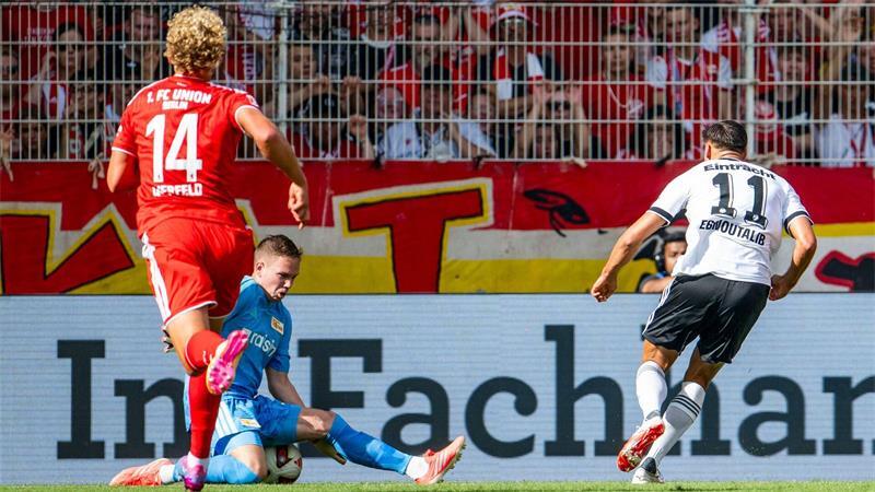 Elversberg feiert furiose Bundesliga-Premiere - RB souverän Frankfurts Stürmer Ebnoutalib war am ersten Spieltag treffsicher.