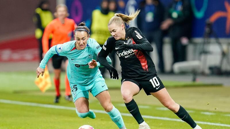 Eintracht-Frauen stolz auf Spiel gegen Barcelona Frankfurts Torschützin Laura Freigang (r) im Zweikampf mit Lucy Bronze vom FC Barcelona.