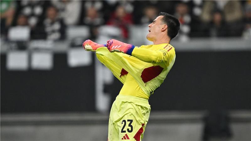 Liverpool-Lektion mit Wirtz: „Nummer zu groß“ für Frankfurt Frankfurts Torwart Michael Zetterer ärgerte sich über die vielen Gegentore gegen den FC Liverpool.