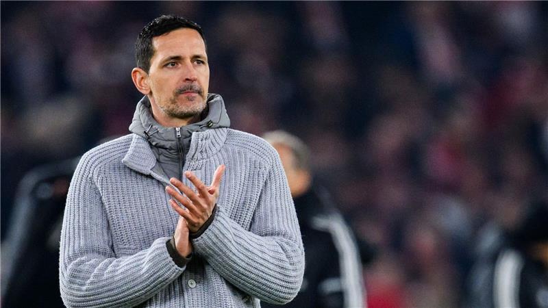 Frankfurts Trainer Dino Toppmöller erwartet von seiner Mannschaft in Bremen eine Reaktion.