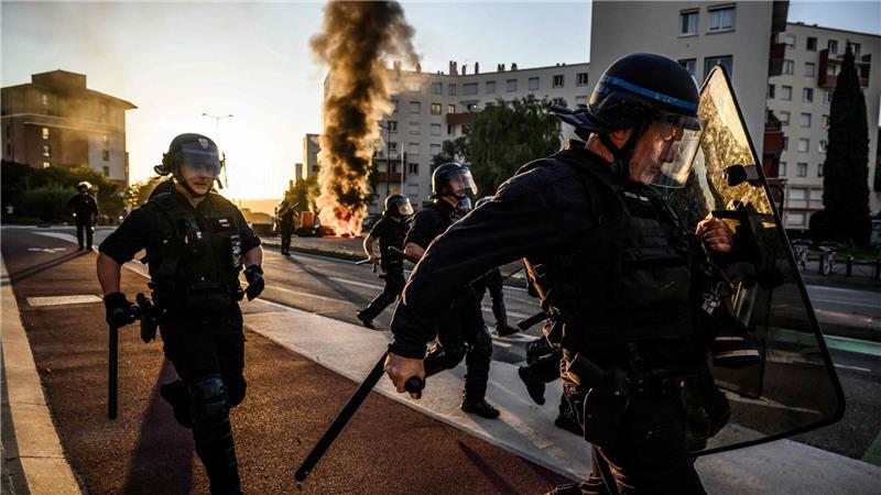 Frankreich: In Toulouse im Südwesten des Landes kommt es im Zuge der Protestbewegung „Bloquons tout“ („Lasst uns alles blockieren“) zu Zusammenstößen zwischen Demonstrierenden und der Polizei.