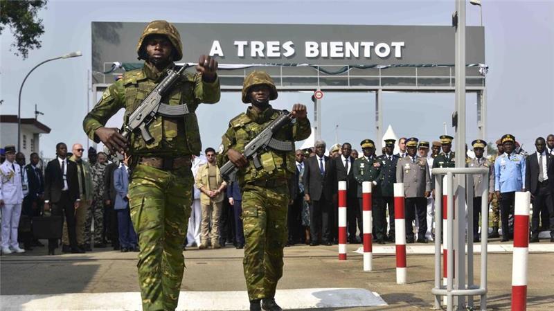 Französische Truppen verlassen Elfenbeinküste Frankreich bleibt mit einem Restkontingent von etwa 80 Soldaten in der Elfenbeinküste präsent.