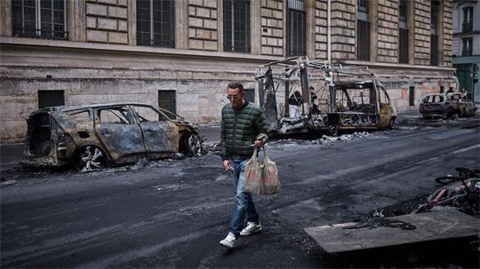 Frankreich nach Krawallen: Ausgebrannte Autos in Paris