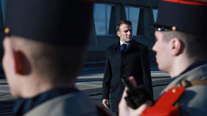 Frankreich steht weiter an der Seite der Ukraine, wie Präsident Emmanuel Macron in einer Ansprache Cherbourg betonte.