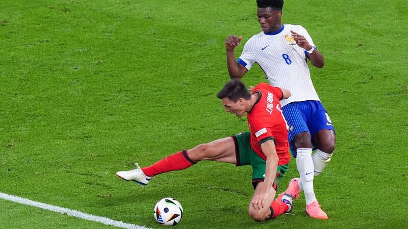 Elfmeterkrimi: Frankreich im EM-Halbfinale gegen Spanien Frankreichs Aurelien Tchouameni (r) und Portugals Joao Palhinha liefern sich einen Zweikampf.