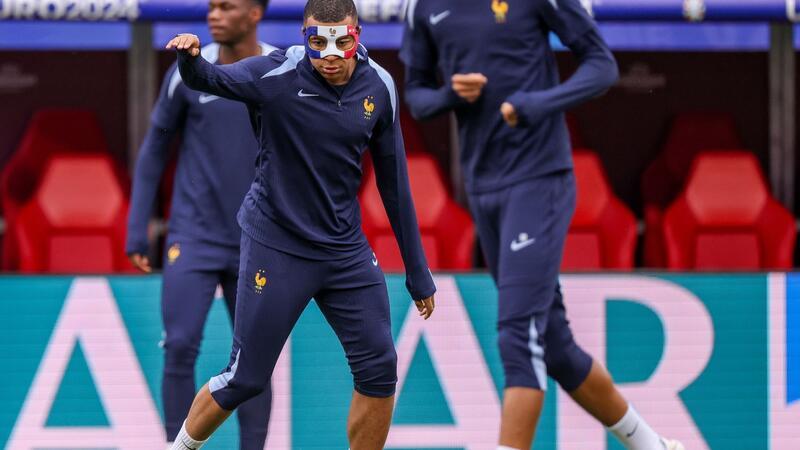 Mit Maske in Frankreichs Farben: Mbappé ist zurück Frankreichs Kylian Mbappe trainiert mit Maske.