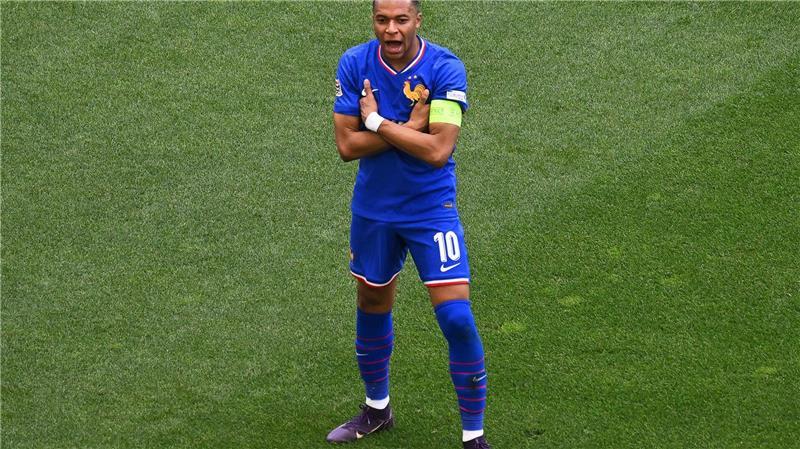 Frankreichs Matchwinner Kylian Mbappé in seiner typischen Jubelpose. 
