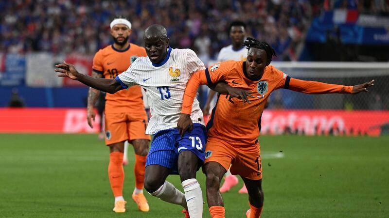Frankreichs N’Golo Kanté (l) im Zweikampf mit dem Niederländer Jeremie Frimpong.