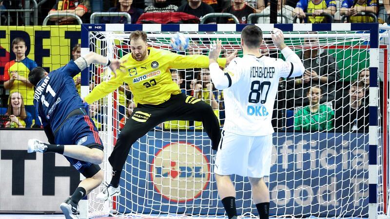 Nach Frankreich-Pleite: Das sind Deutschlands Chancen aufs Halbfinale Frankreichs Nicolas Tournat (l) im Duell mit Deutschlands Torwart Andreas Wolff.