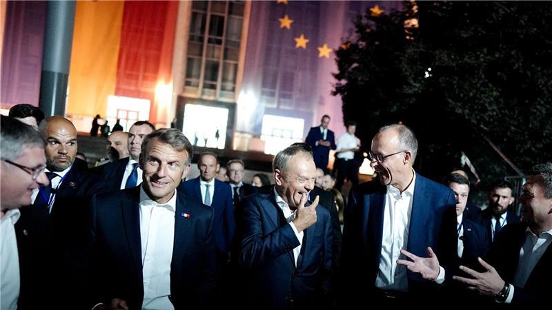 Bilder des Tages Frankreichs Präsident Emmanuel Macron, Donald Tusk, Ministerpräsident von Polen, und Bundeskanzler Friedrich Merz beim Unabhängigkeitsfest in Chisinau.