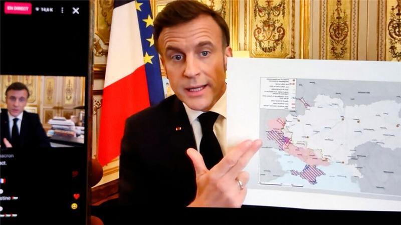 Frankreichs Präsident Emmanuel Macron ist auf einer Instagram-Seite zu sehen, während er sich von seinem Büro in Paris aus live an die Internetnutzer zur Lage in der Ukraine wendet.
