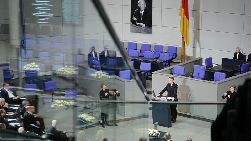 Frankreichs Präsident Emmanuel Macron spricht beim Trauerstaatsakt für Wolfgang Schäuble im Plenarsaal des Bundestags.