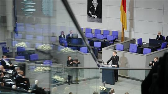 Frankreichs Präsident Emmanuel Macron spricht beim Trauerstaatsakt für Wolfgang Schäuble im Plenarsaal des Bundestags.