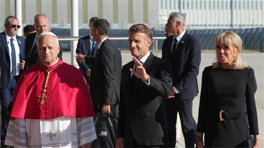 Frankreichs Präsident Emmanuel Macron und seine Ehefrau Brigitte kamen für Papst Leo XIV. zum Flughafen.