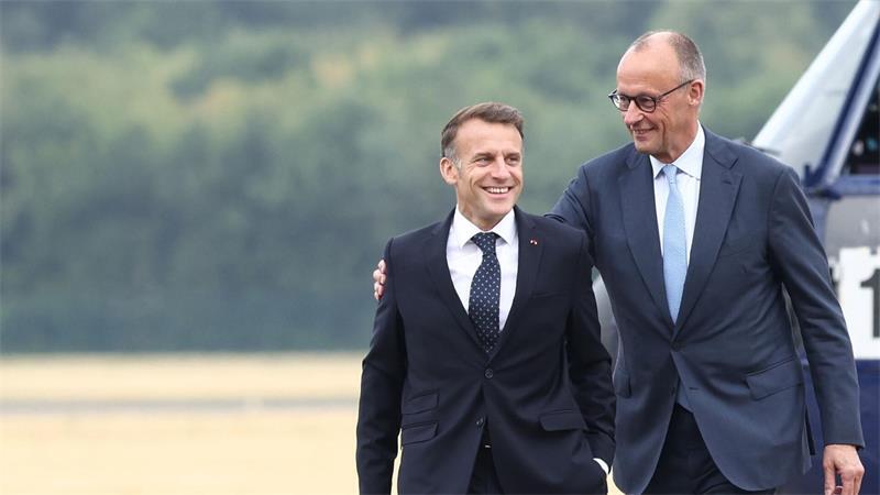 Frankreichs Präsident Macron und Bundeskanzler Merz kommen zum Deutsch-Französischen Verteidigungs- und Sicherheitsrat auf dem Fliegerhorst Nörvenich an. 