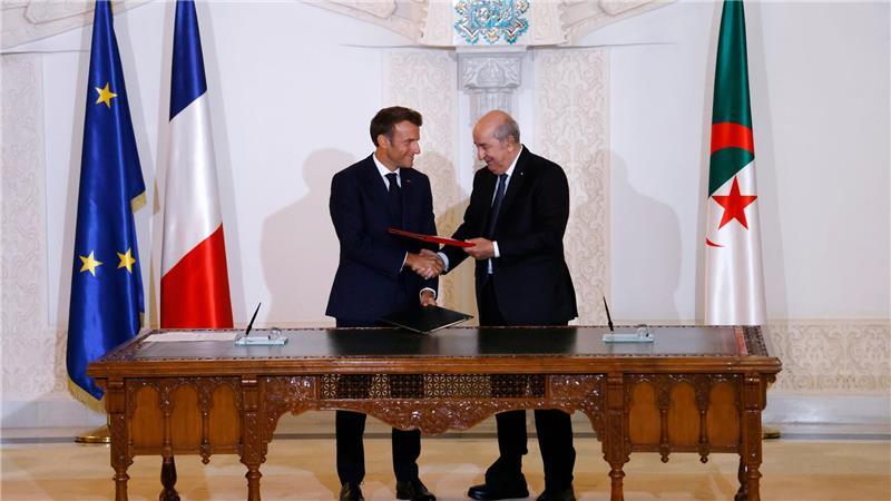 Paris: Algerien weist zwölf französische Diplomaten aus Frankreichs Präsident Macron und sein algerischer Amtskolleg Tebboune waren zuletzt um eine Entspannung zwischen beiden Ländern bemüht (Archivbild).