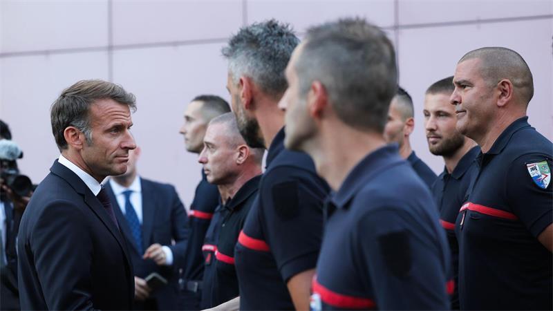 Frankreichs Präsident dankt den Einsatzkräften.