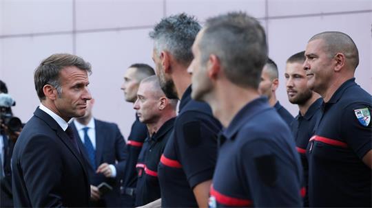 Frankreichs Präsident dankt den Einsatzkräften.