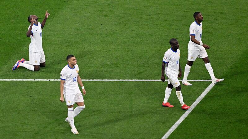 Spanien jubelt über EM-Finale - Yamal jüngster Torschütze Frankreichs Randal Kolo Muani (l) bejubelt sein Tor zum 0:1.
