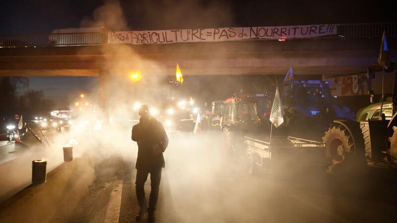 Nach Hilfszusagen: Bauern in Frankreich protestieren weiter Frankreichs Regierung hat den Landwirten angesichts sich ausweitender Proteste weitreichende Hilfszusagen gemacht.