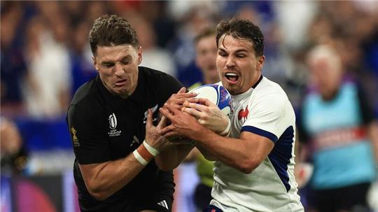 Frankreichs Rugby-Star Antoine Dupont (r) wird am Sonntag voraussichtlich wieder auf dem Platz stehen.