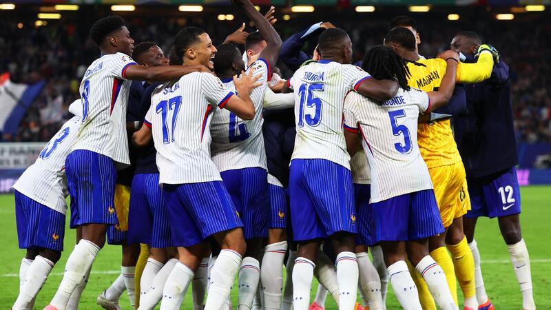 Elfmeterkrimi: Frankreich im EM-Halbfinale gegen Spanien Frankreichs Spieler jubeln nach dem Elfmeterschießen.