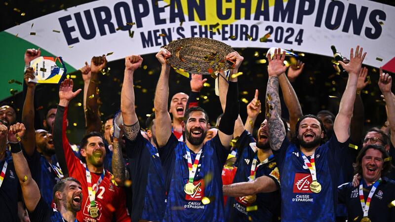 Frankreichs Star Nikola Karabatic (M) jubelt mit der EM-Trophäe.