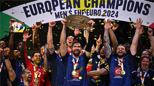 Frankreichs Star Nikola Karabatic (M) jubelt mit der EM-Trophäe.