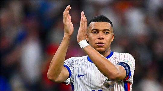 Frankreichs Superstar Kylian Mbappé verabschiedet sich nach dem EM-Aus von den Fans.