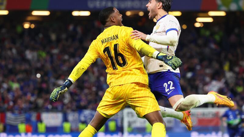 Elfmeterkrimi: Frankreich im EM-Halbfinale gegen Spanien Frankreichs Torhüter Mike Maignan (l) jubelt mit Mitspieler Theo Hernandez nach dem entscheidenden Elfmeter.