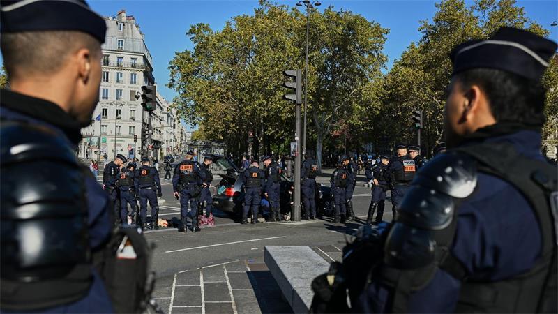 Frankreichweit sind rund 70.000 Polizeikräfte im Einsatz, um schwere Ausschreitungen und Plünderungen zu verhindern. 